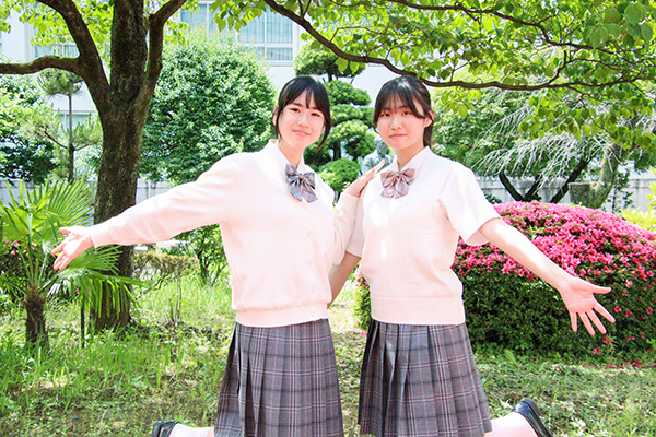 新しい夏服を着た生徒2名