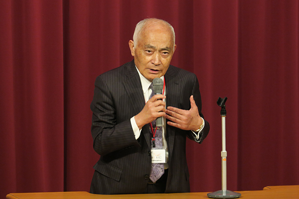 壇上で受験生や保護者に挨拶をする遠藤校長先生