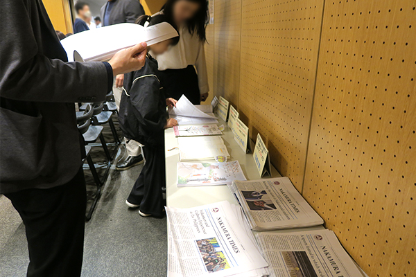 説明会会場の後ろには、実際に生徒が使用している手帳や教材を設置。参加者が自由に手に取って見ることが可能