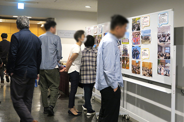 説明会会場入り口に設置された学校行事の写真