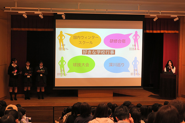 中村AMBASSADORによる発表。好きな学校行事をテーマに3名の生徒がプレゼンテーションを行った様子