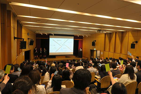 中村AMBASSADORによる発表。3つの中から気になるテーマを1つ選ぶ参加者たち