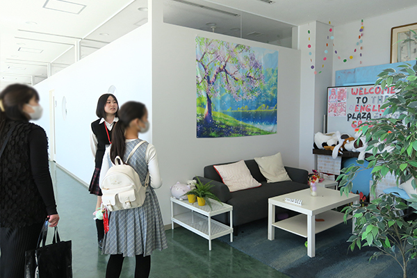 中村AMBASSADORによる校内見学。英語学習スペースを案内する様子