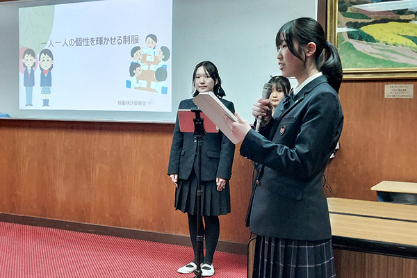 制服検討委員会による教員に向けてのプレゼンの様子
