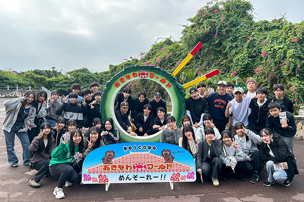 2年生の修学旅行は沖縄へ。おきなわワールドでの集合写真
