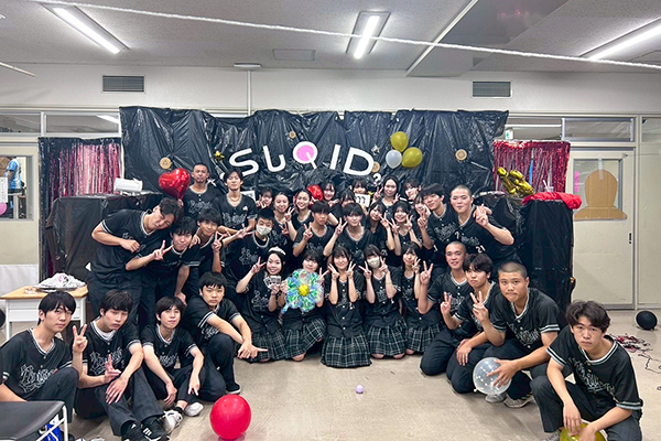 文化祭のクラス展示の際の生徒集合写真