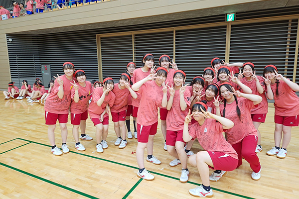 体育館にて撮った体育祭での生徒集合写真