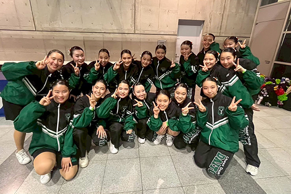 チアダンス部での笑顔あふれる集合写真