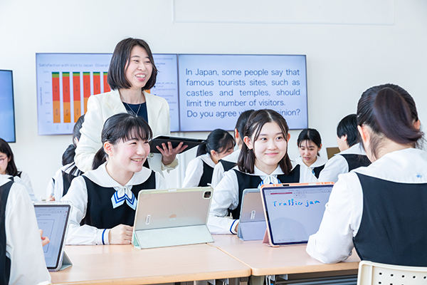 教育ICT化。黒板の無い教室でiPad Pro、Apple Pencilを使って授業に取り組む様子