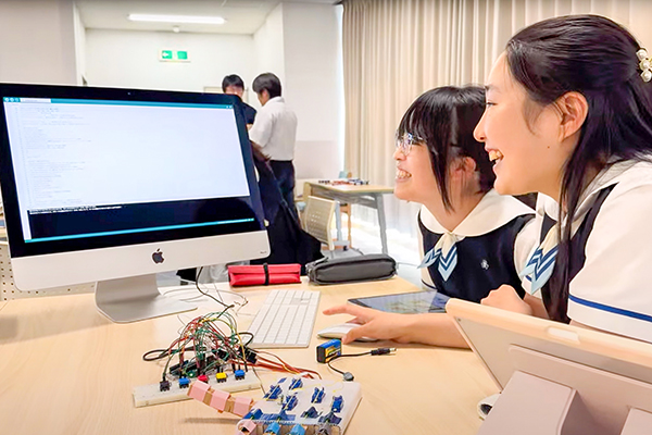 ロボティクス実習にて、本格的なプログラミングに、笑顔で挑戦する生徒たち