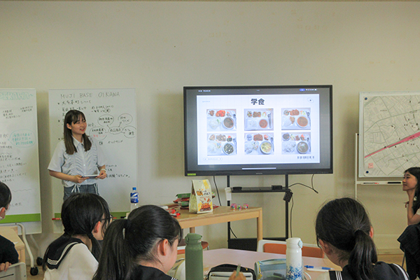 夏期研修の「韓国フェア」の様子。韓国について学ぶ生徒たち