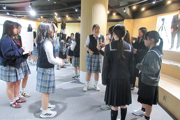韓国研修にて、現地校フィギョン女子中学校との交流の様子