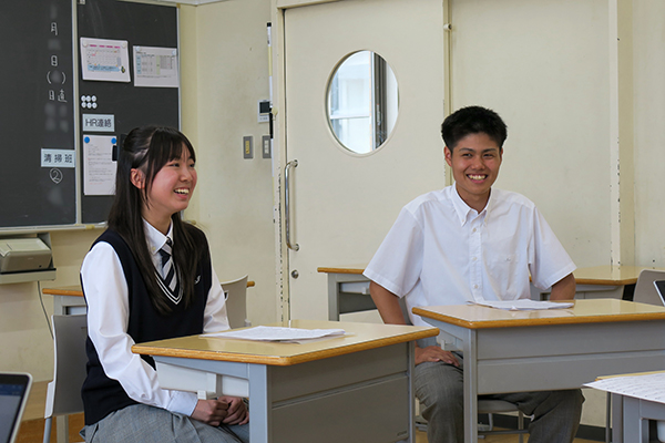 M.Y.さんとN.S.さんがインタビュー中に談笑している様子