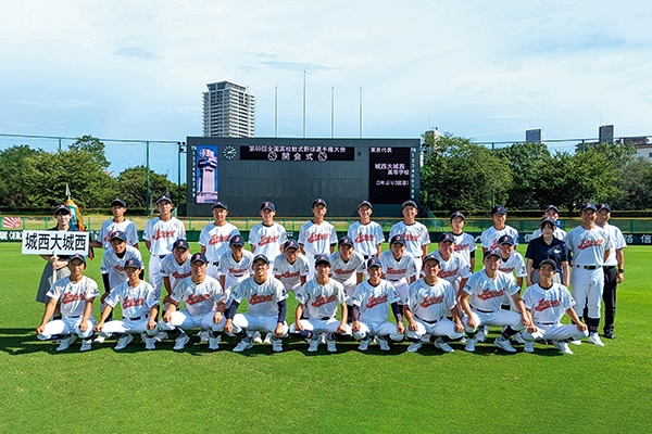 第69回全国高等学校軟式野球選手権大会開会式での集合写真