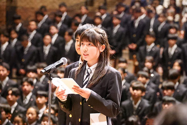 M.Y.さんが壇上に立って、高校生の新入生に向けた挨拶を担当