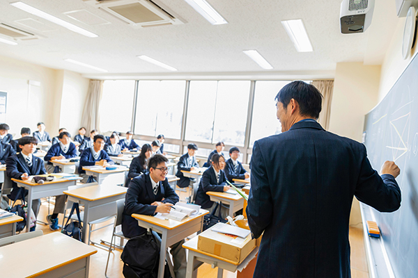 学習支援プログラムの一つである「放課後講座」での様子
