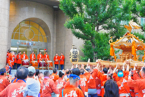 赤いはっぴを着て、神田祭に参加した和太鼓部