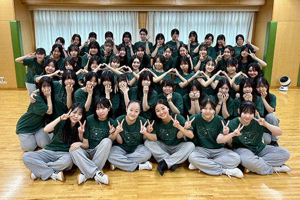 文化祭ではみんなで同じ衣装を着て、集合写真を撮るダンス部