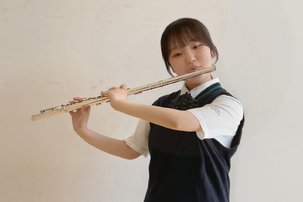 メトロノームを使いながらフルートの個別練習を行うM.Sさん