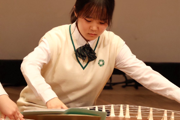課外活動の筝曲の発表会にて、真剣に琴を弾くM.Sさん