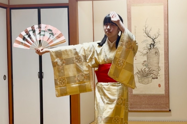 着物姿で扇を広げながら日本舞踊を舞うK.I.さん