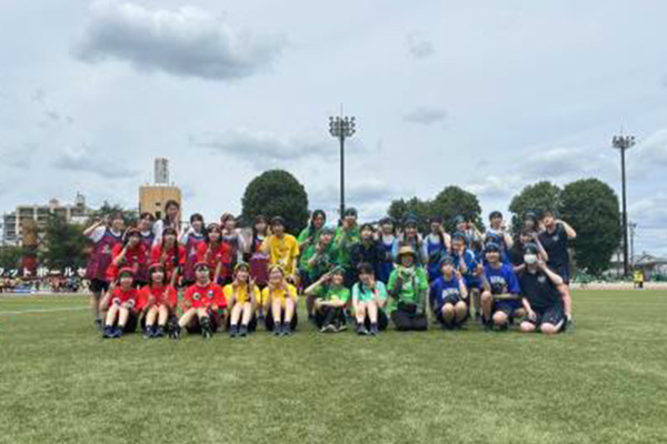 4団に分かれ、それぞれ優勝を目指して競い合う八王子学園の体育祭