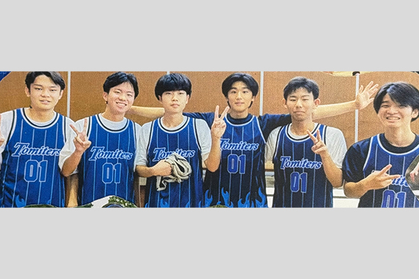 体育の授業中、友達と一緒に身体を動かしてリフレッシュする福井さん