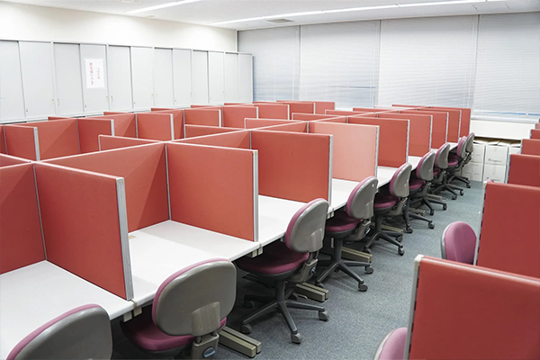 机と机の間に仕切りが設けられた学習スペース。生徒が集中して取り組める工夫が施されている