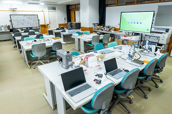 ずらりと並んだPCのほか、3Dプリンター、レーザーカッター、3Dペンなどが配置された教室