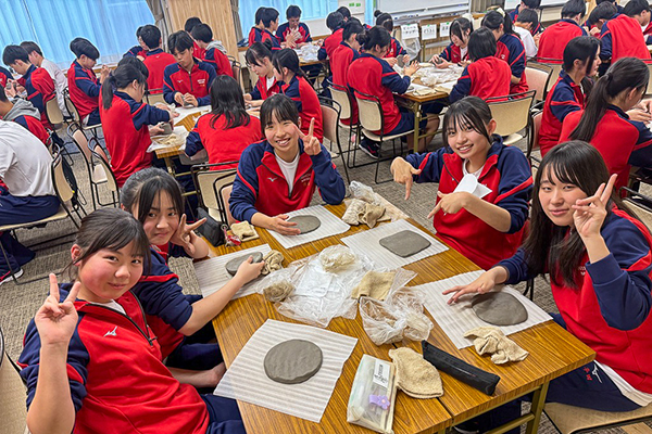 宿泊学習での陶芸体験の様子