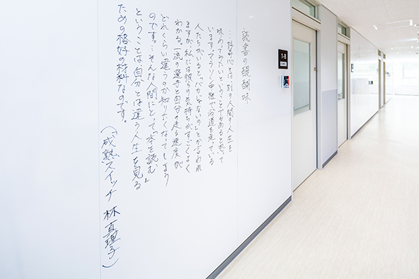 廊下に設置されたホワイトボード