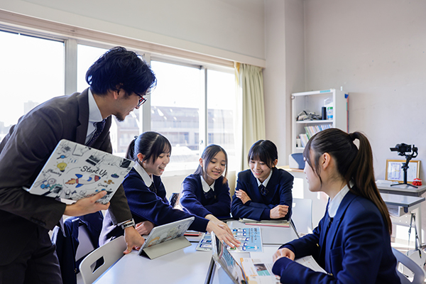 桜丘の先生と生徒たち。指導の様子
