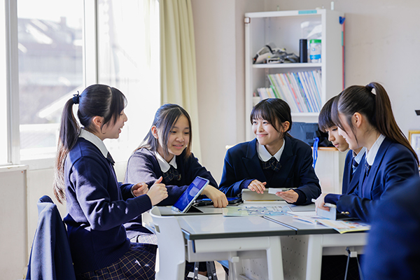 生徒たちがグループになって話し合いをしている様子