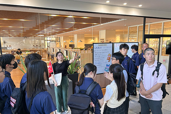 日大文理学訪問の様子。学内を見学している生徒たち