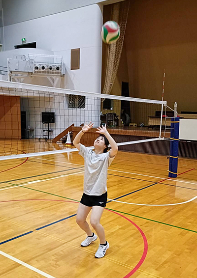 T.T.さんがバレーボール部で励む姿。トス練習の様子