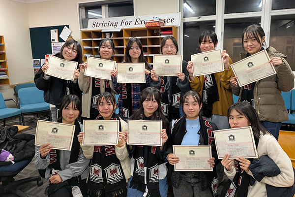 Tさんのニュージーランドホームステイでの思い出。みんなでいただいた修了証書を持って記念撮影