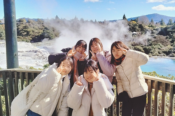 Y.T.さんのニュージーランドホームステイでの思い出。地熱地帯「テ・プイア」で友達と笑顔で記念撮影