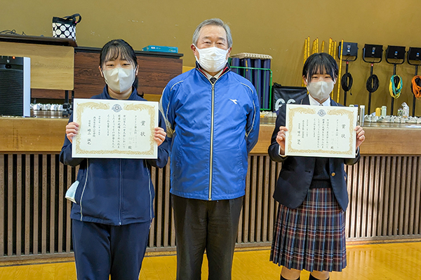 百人一首大会で2位3位となり、当時の晴山校長と並ぶTさん姉妹