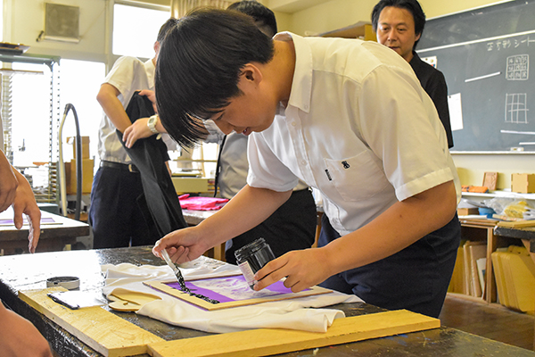 オリジナルTシャツ制作でシルクスクリーン印刷に取り組む生徒