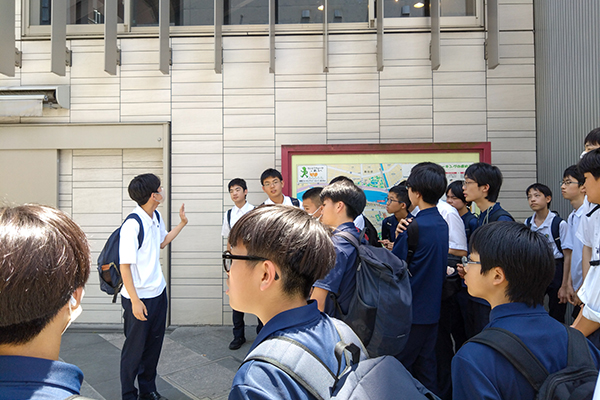 屋外で日帰りツアーの企画に取り組む生徒たち