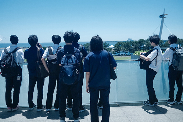葛西臨海公園から海を眺めている生徒たちの後ろ姿