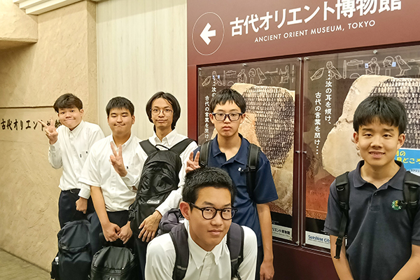 「古代オリエント博物館」にて、笑顔で集合写真を撮る生徒たち
