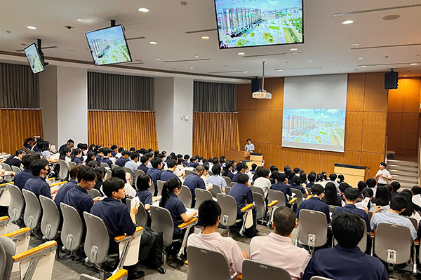 日大文理学部訪問。大きなホールで生徒が説明を受けている
