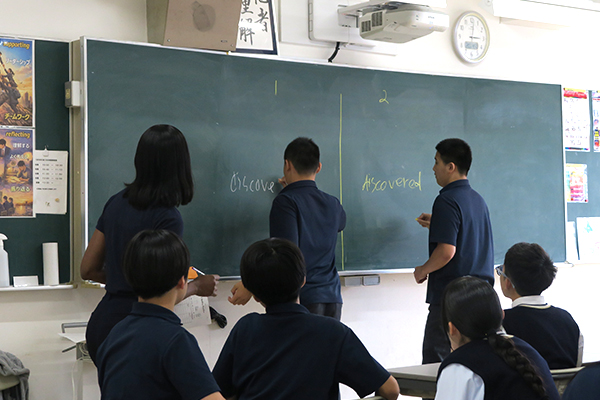 英単語の書き取り学習の様子。生徒はゲーム感覚で楽しく学べる