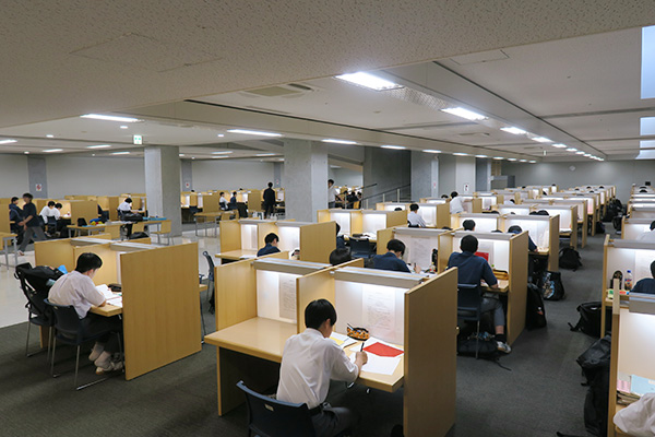 広大な教室にずらりと席が並ぶ自習室。生徒たちが各自、勉強に取り組んでいる様子