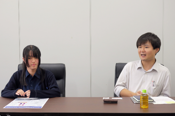 安田学園の魅力を語り合う岩下さんと藤﨑先生