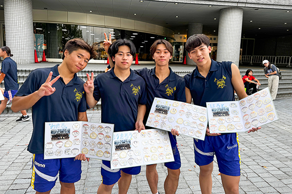 Y.A.さんと水泳部の仲間とともに撮った写真
