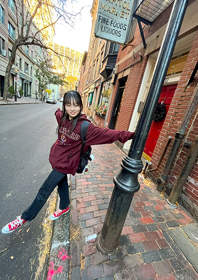 K.S.さんのボストン修学旅行での一枚。街中で笑顔の様子
