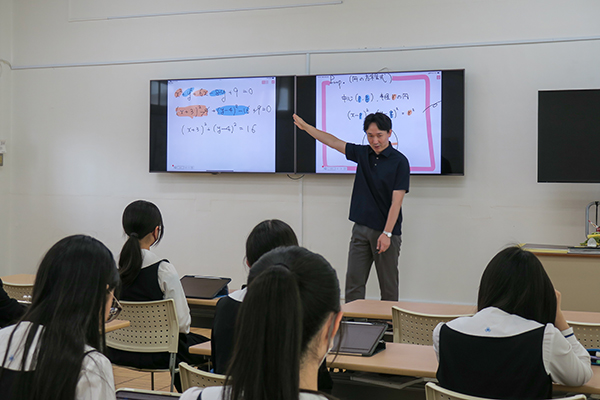 数学の授業の様子。2枚の大型モニターを使用