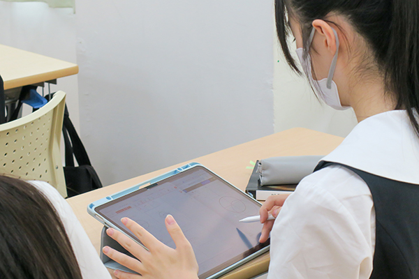 iPadにて練習問題を解いている生徒の姿